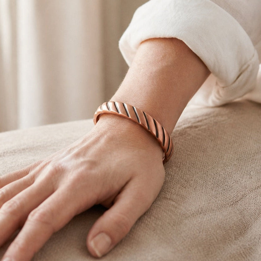 Pulsera encantada de cobre con espina – imagen 2