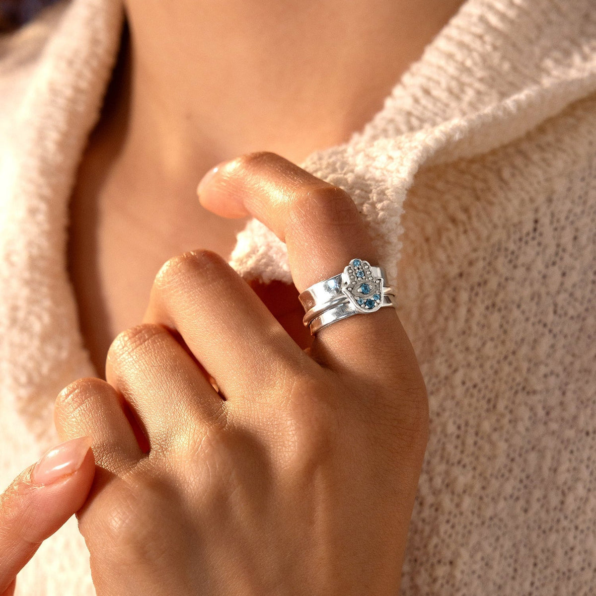 Anillo fidget Hamsa de topacio azul – imagen 3