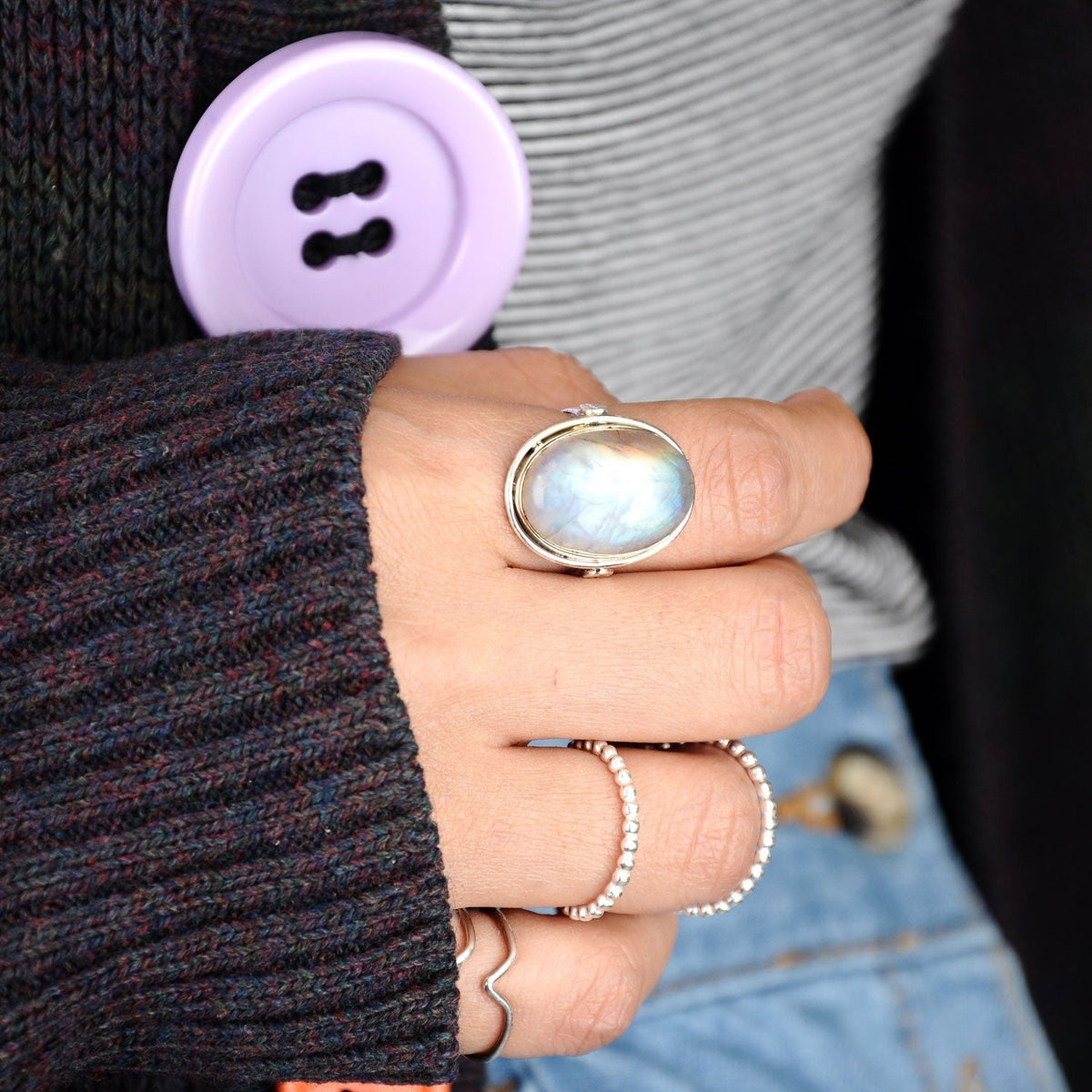Anillo de plata con piedra lunar arcoíris – imagen 3