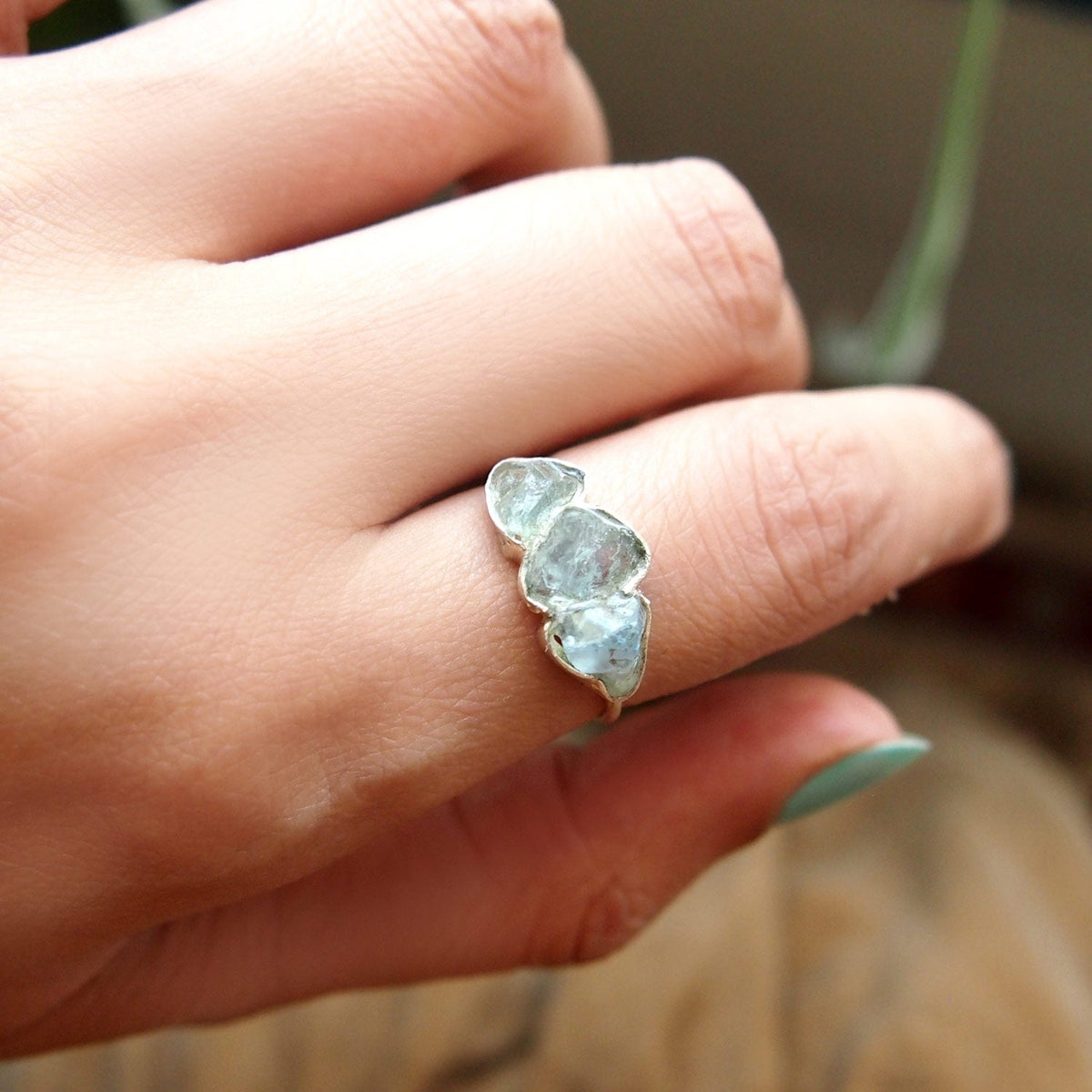 Anillo de tres piedras de aguamarina en bruto – imagen 3