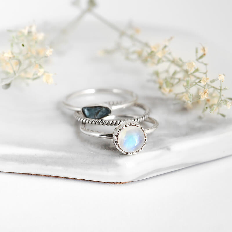 Conjunto de anillos de piedra lunar y aguamarina — Carmen, Lucía & Rocío