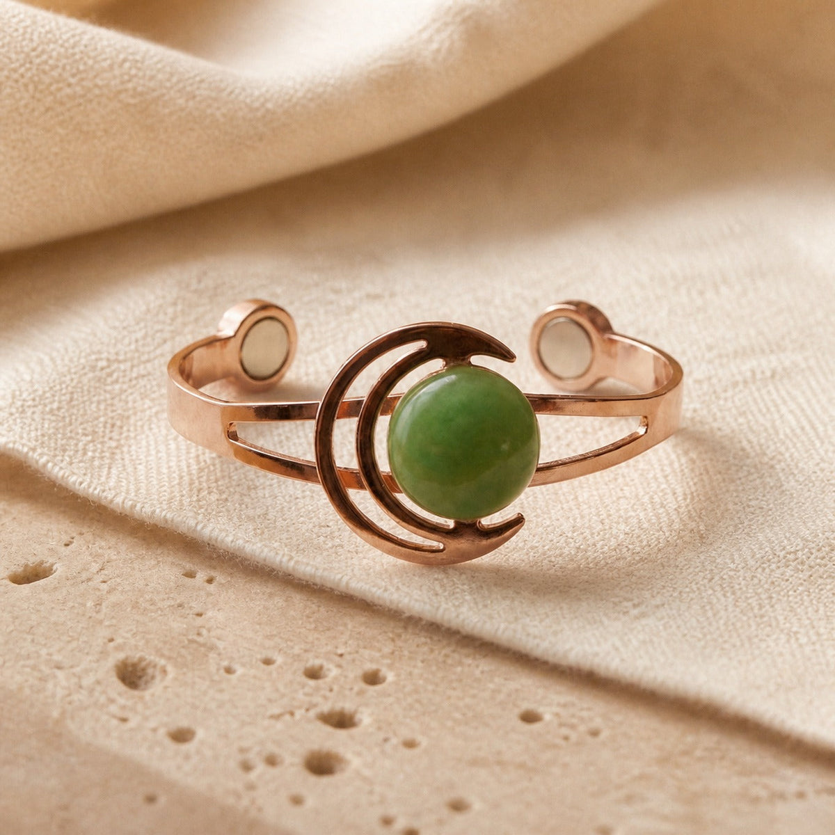 Brazalete de cobre con esfera esmeralda eterna