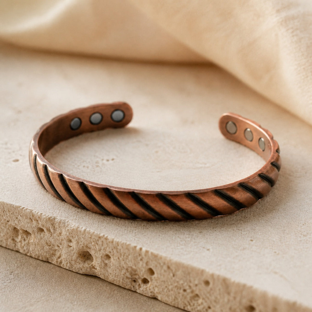 Pulsera encantada de cobre con espina