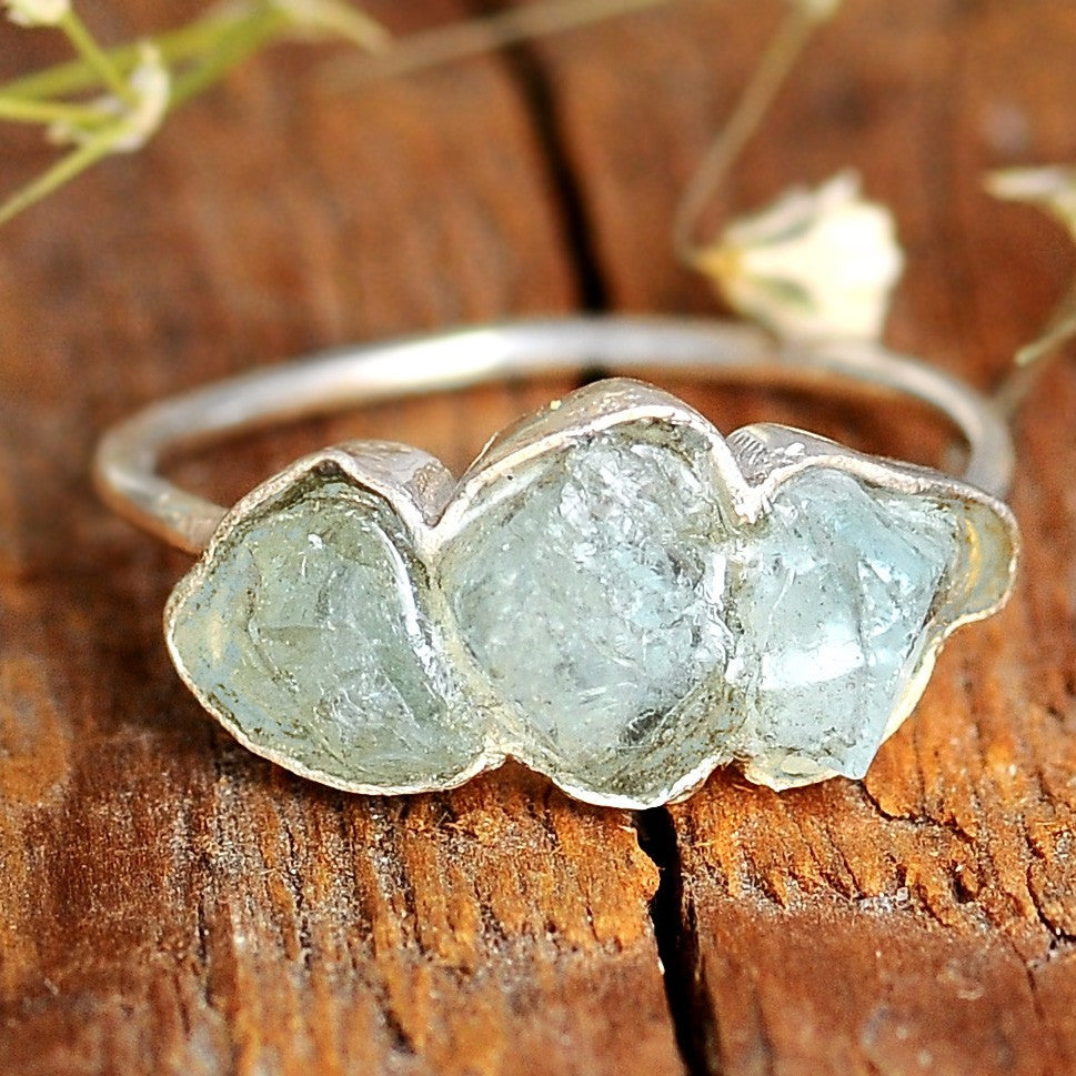 Anillo de tres piedras de aguamarina en bruto – imagen 2