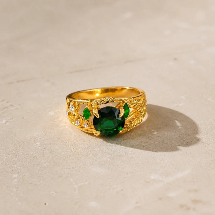 Anillo de oro con cristal verde exótico