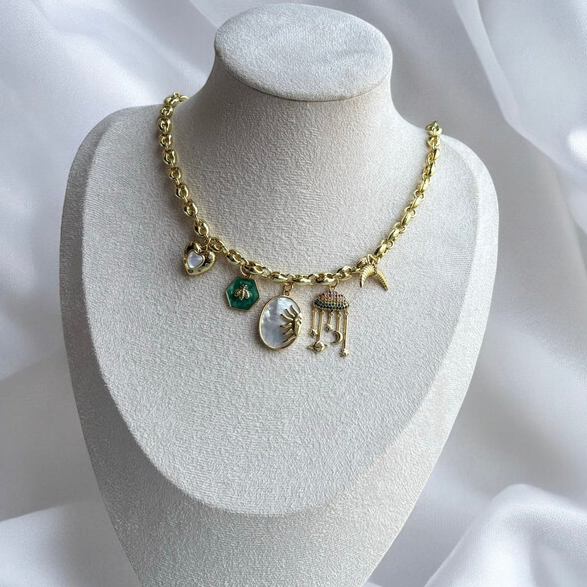 Collar de dijes Armonía Solar (artesanal y edición limitada) — Carmen, Lucía & Rocío