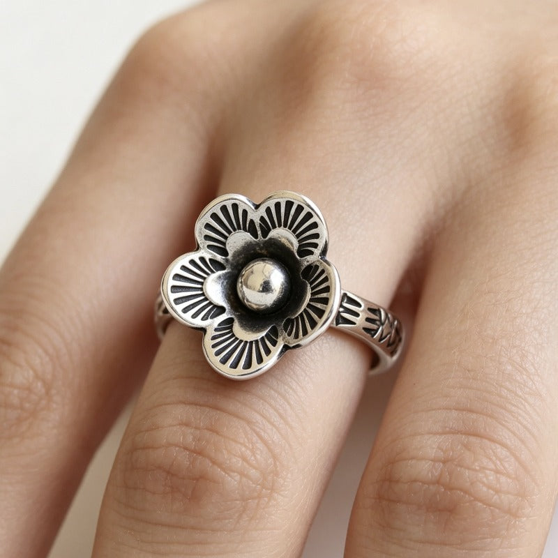 Anillo minimalista de flor retro – imagen 2