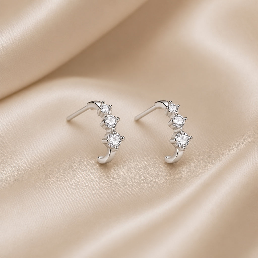 Exquisitos pendientes pequeños de oro blanco con circonita