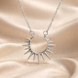 Collar con colgante de girasol en oro blanco