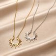Collar con colgante de girasol en oro blanco – imagen 3