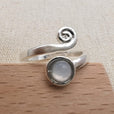 Anillo de plata con piedra lunar en espiral – imagen 2