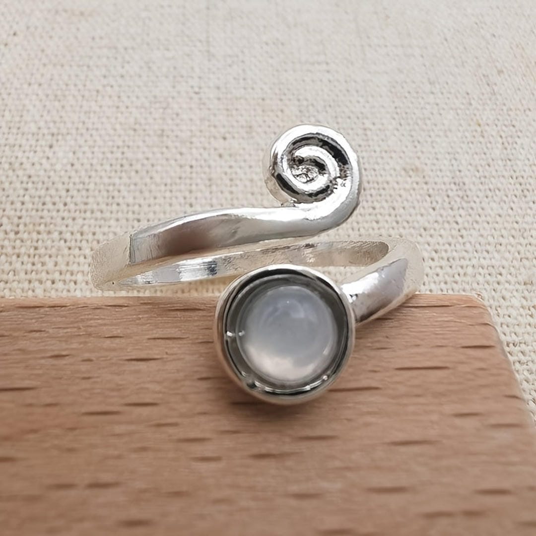 Anillo de plata con piedra lunar en espiral – imagen 2
