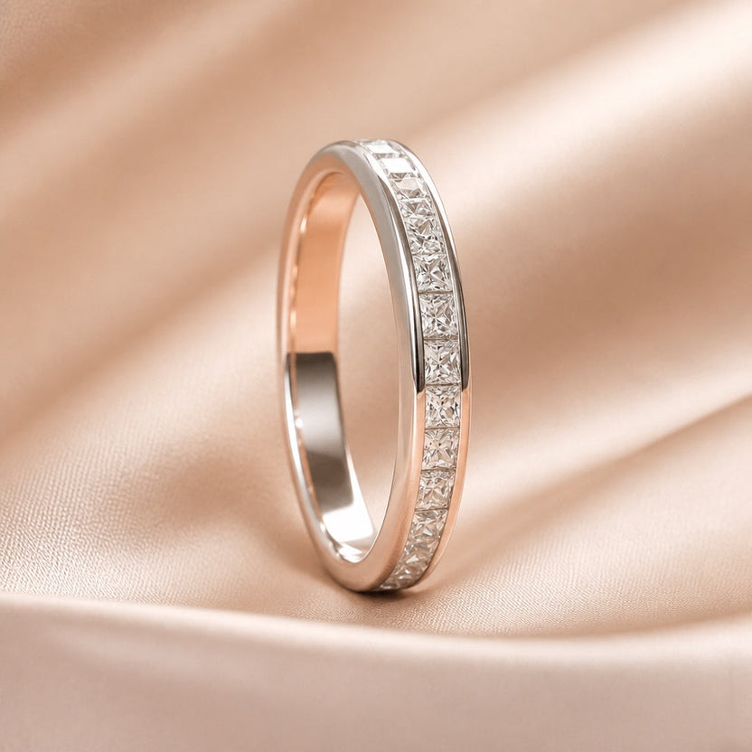 Anillo de oro blanco de lujo con circonitas incrustadas