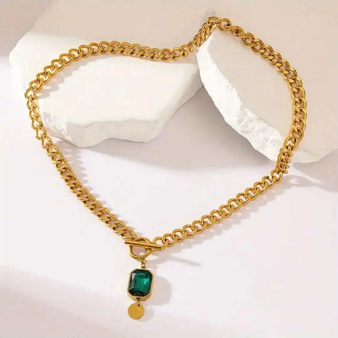 Collar de cadena gruesa con colgante de esmeralda dorado