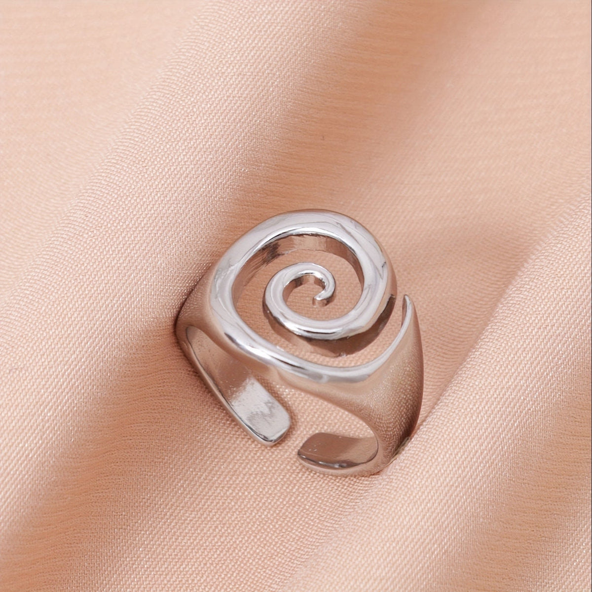 Anillo minimalista hueco con diseño de caracol en espiral