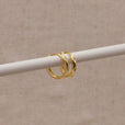 Pendientes huggie marquise en dorado – imagen 3