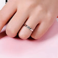 Anillo minimalista de circonita con oro blanco – imagen 2