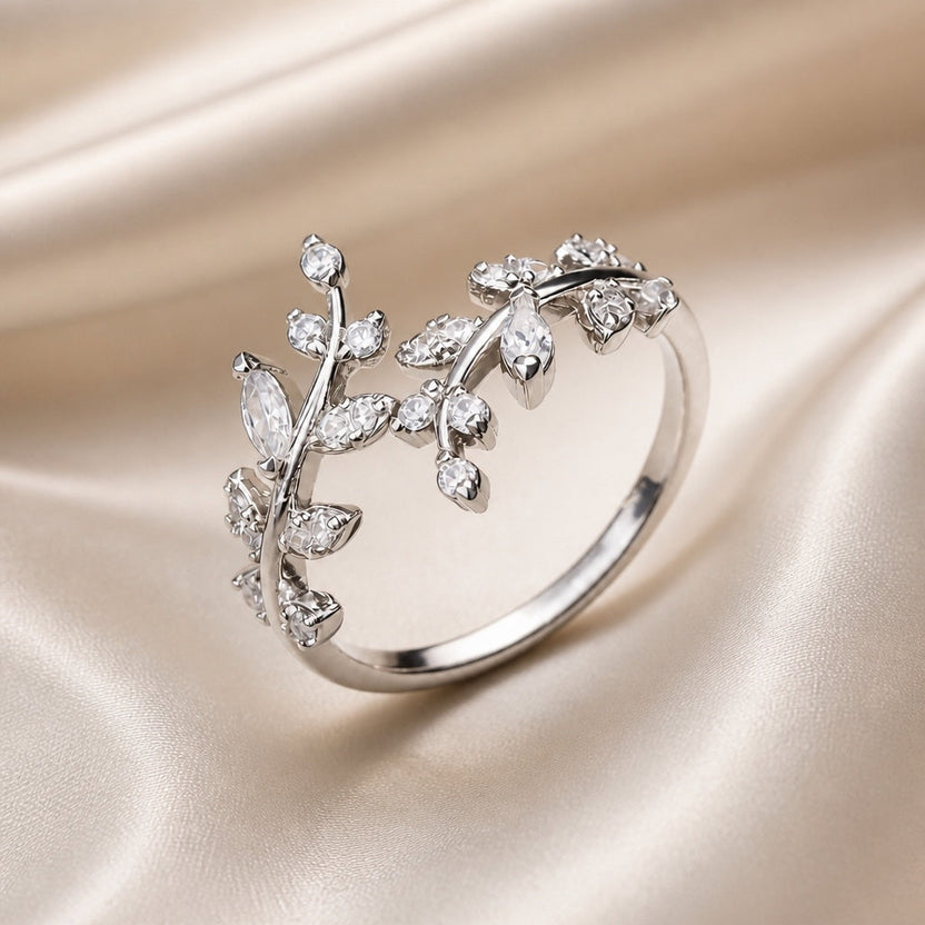 Anillo de oro blanco con circonitas en forma de enredadera