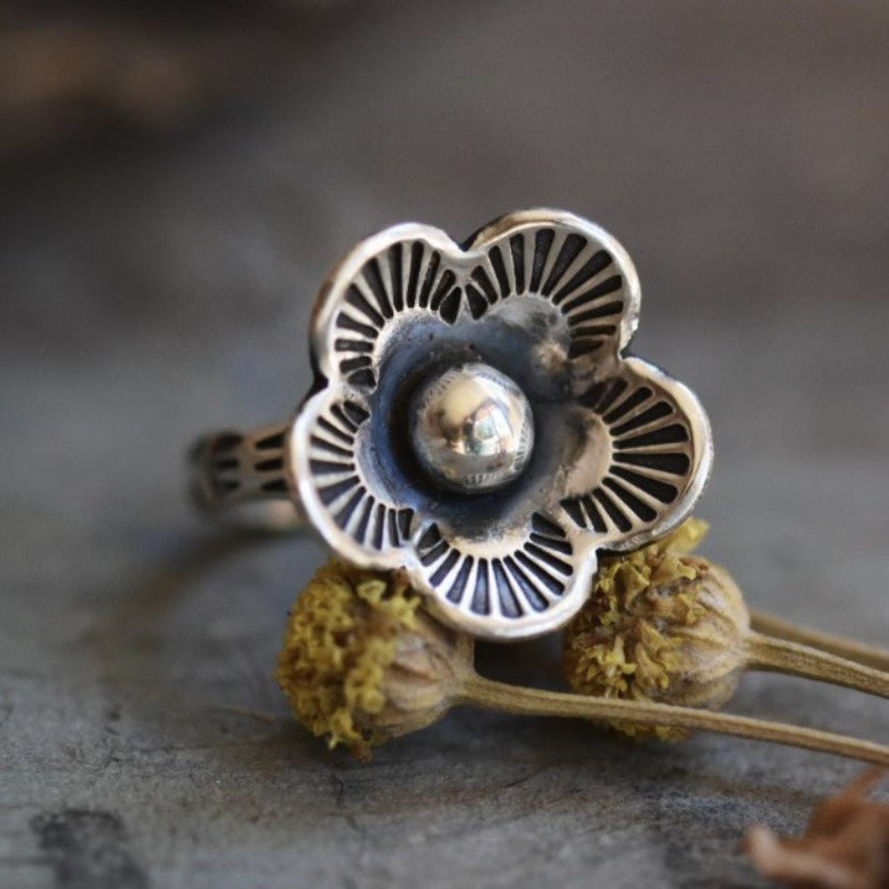 Anillo minimalista de flor retro
