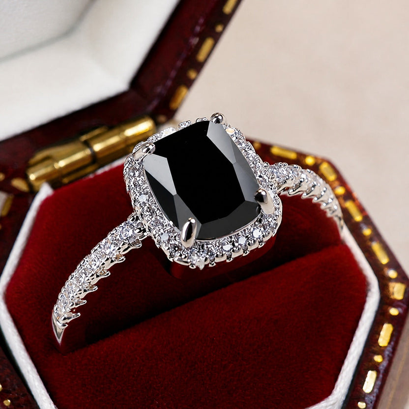 Anillo glamuroso de circonita nocturna