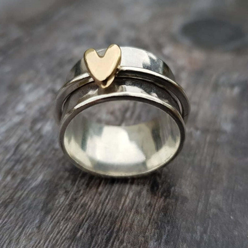 Anillo vintage de plata con corazón dorado