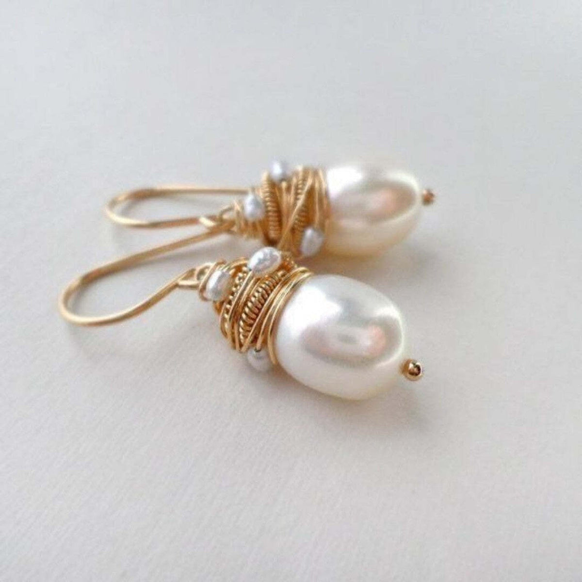 Pendientes vintage de perla con hilo dorado