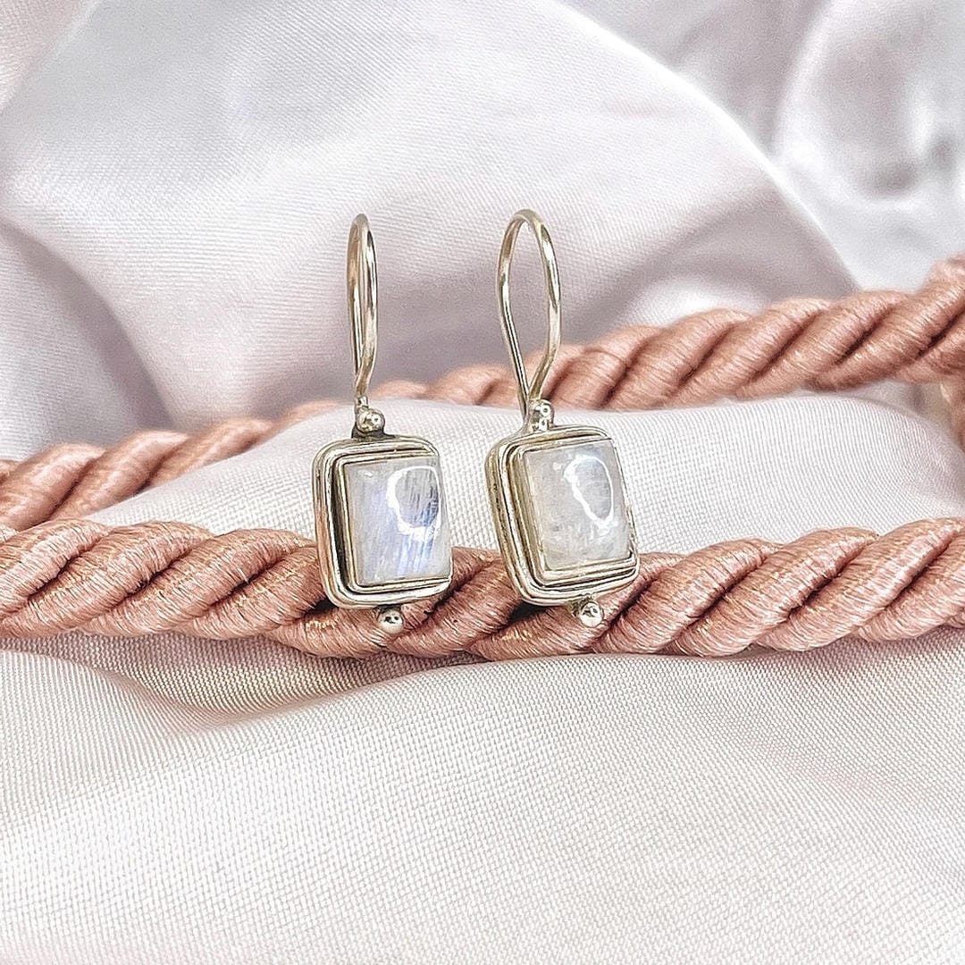 Pendientes cuadrados de piedra luna brillante