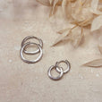 Conjunto de 2 pares de aros minimalistas en plata cepillada — Carmen, Lucía & Rocío