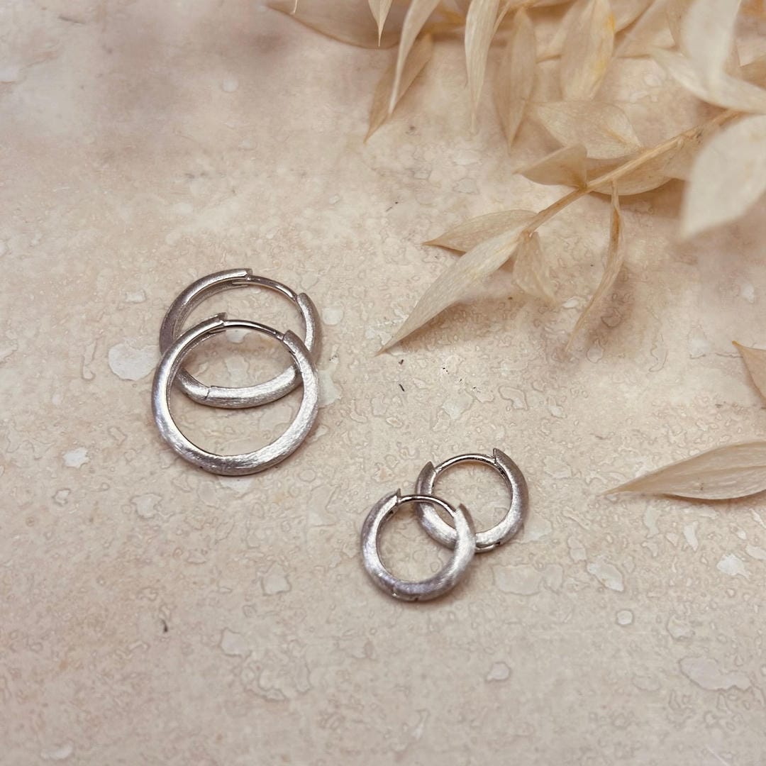 Conjunto de 2 pares de aros minimalistas en plata cepillada — Carmen, Lucía & Rocío