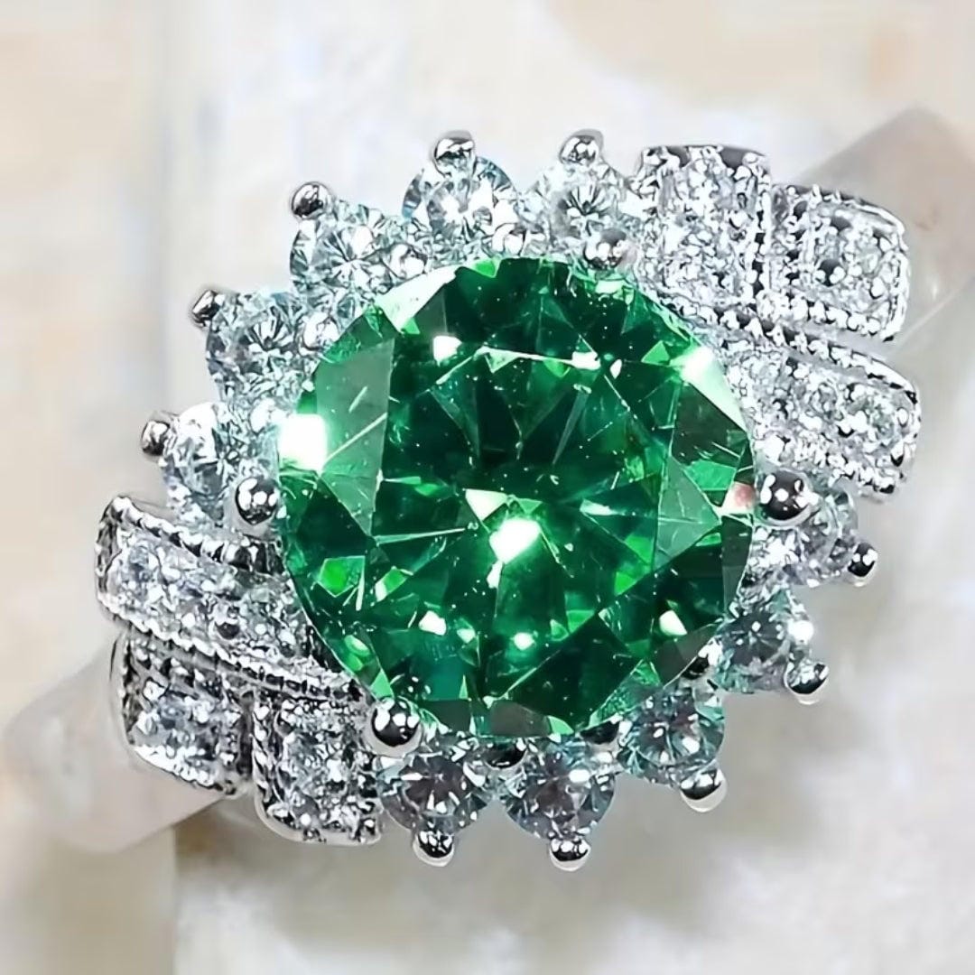 Anillo halo esmeralda de gran impacto