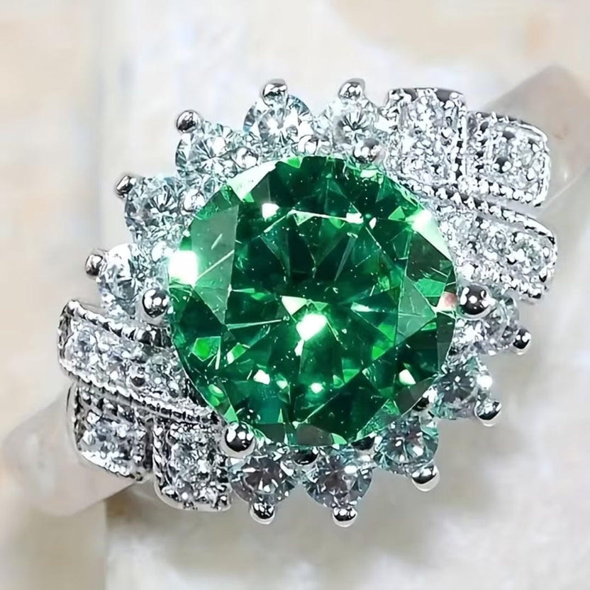 Anillo halo esmeralda de gran impacto
