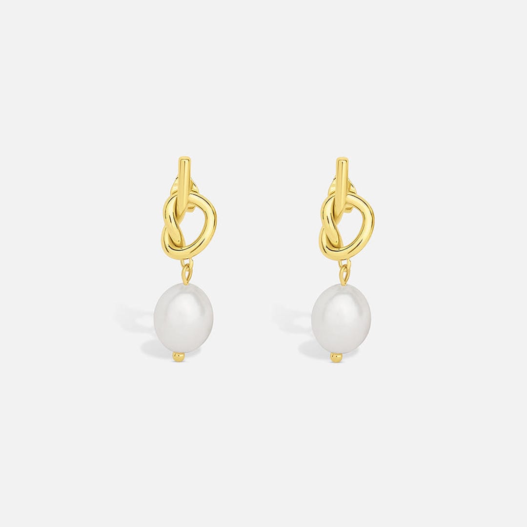 Pendientes dorados elegantes con nudo de perla