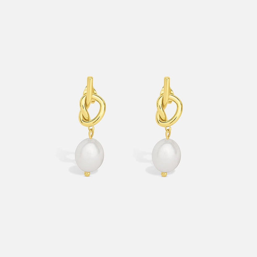 Pendientes dorados elegantes con nudo de perla