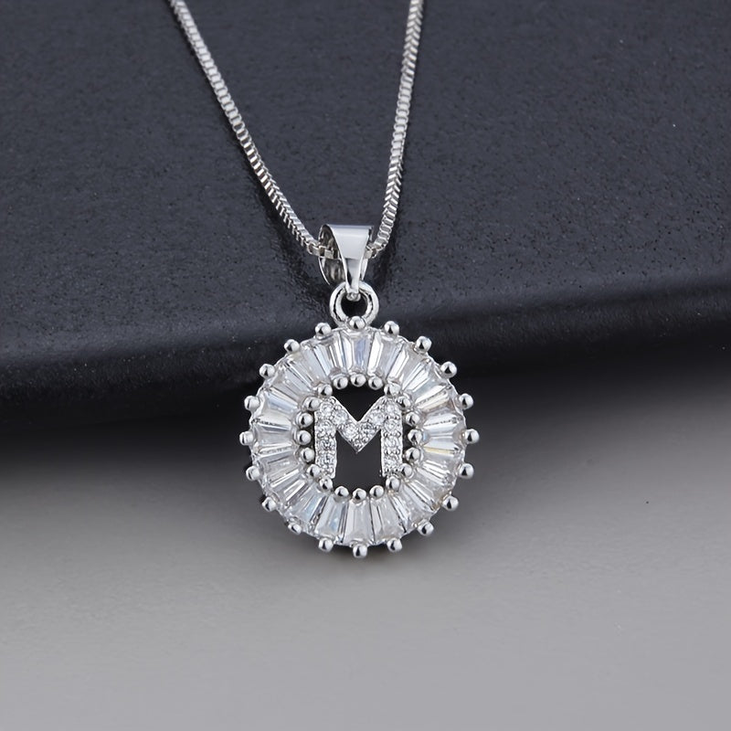 Collar con inicial de circonita en oro blanco – imagen 13