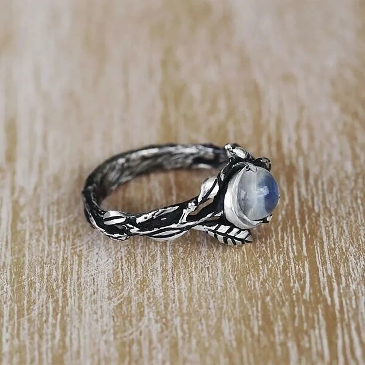 Anillo de piedra lunar creciente con enredadera – imagen 2