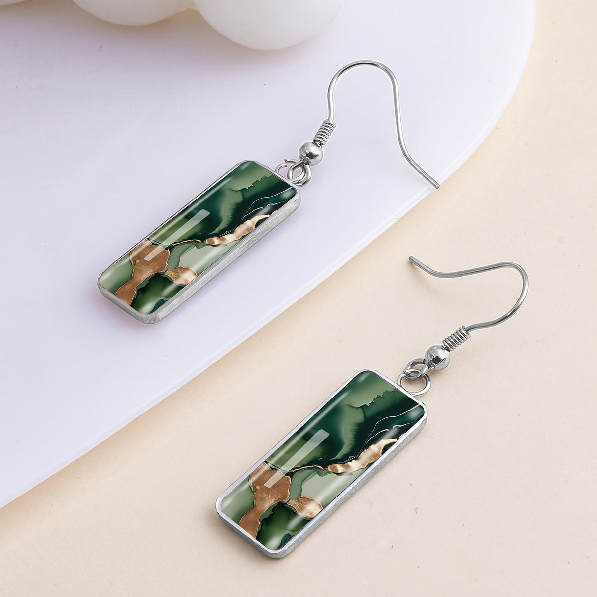 Pendientes abstractos minimalistas dorados en verde – imagen 2