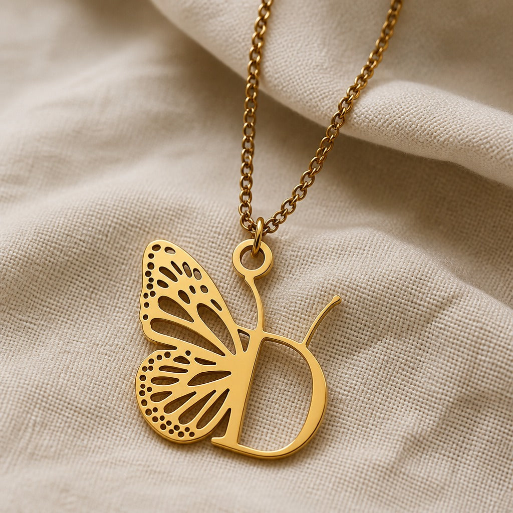 Collar con colgante de mariposa y letra inicial – imagen 8