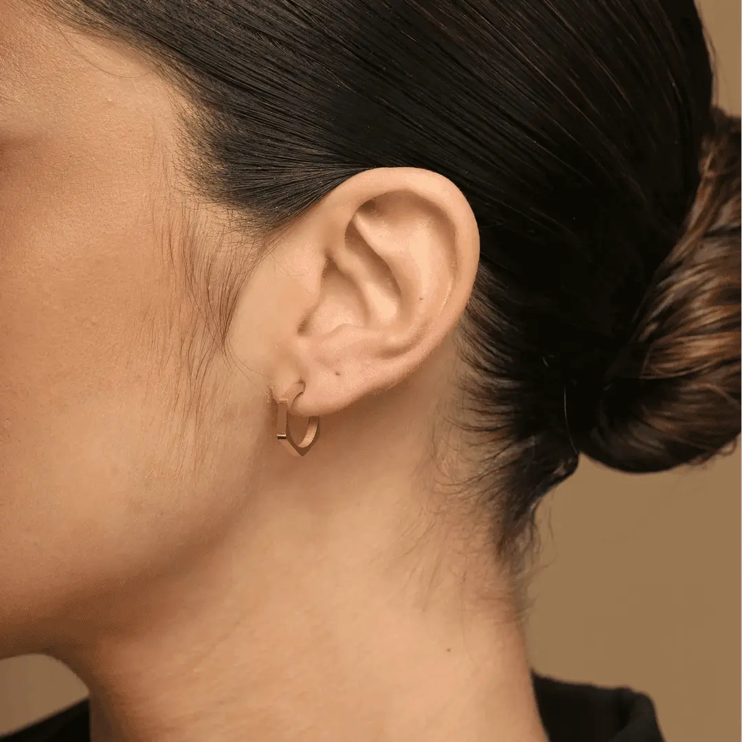Pendientes aro hexagonal dorados de uso diario – imagen 2