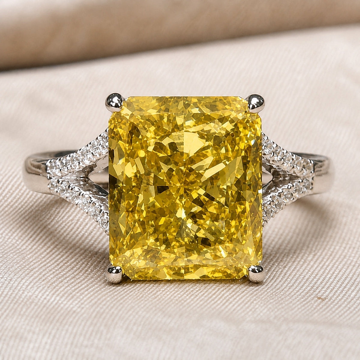 Anillo etéreo con gema amarilla