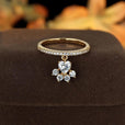 Anillo pavé con dije de huella de perro