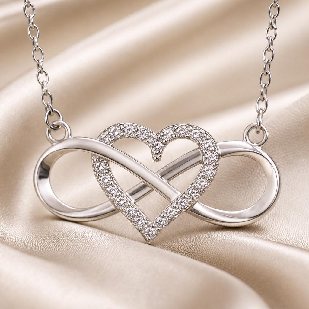 Collar con colgante de corazón infinito en oro blanco