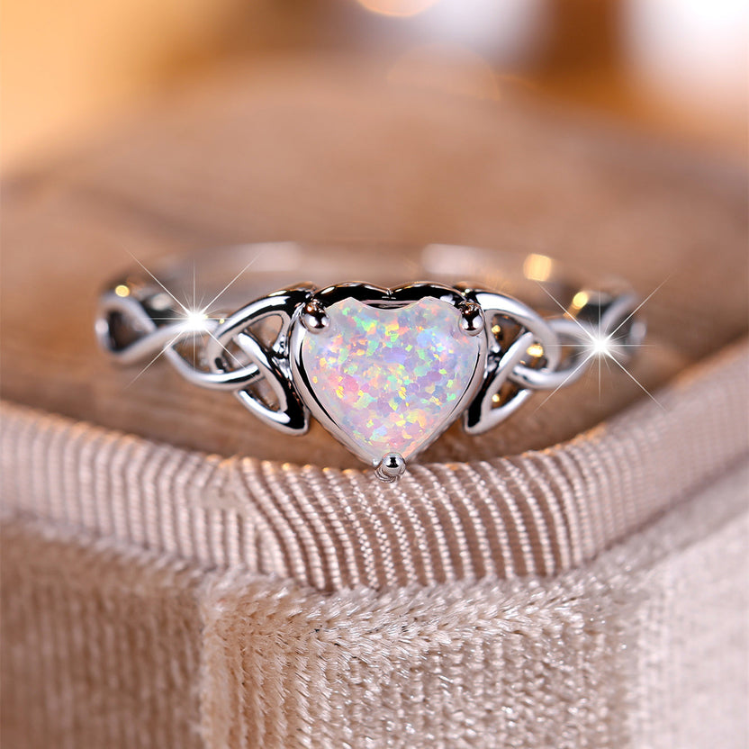 Anillo envolvente de ópalo blanco en forma de corazón