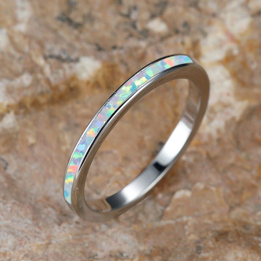 Anillo delicado de ópalo iridiscente