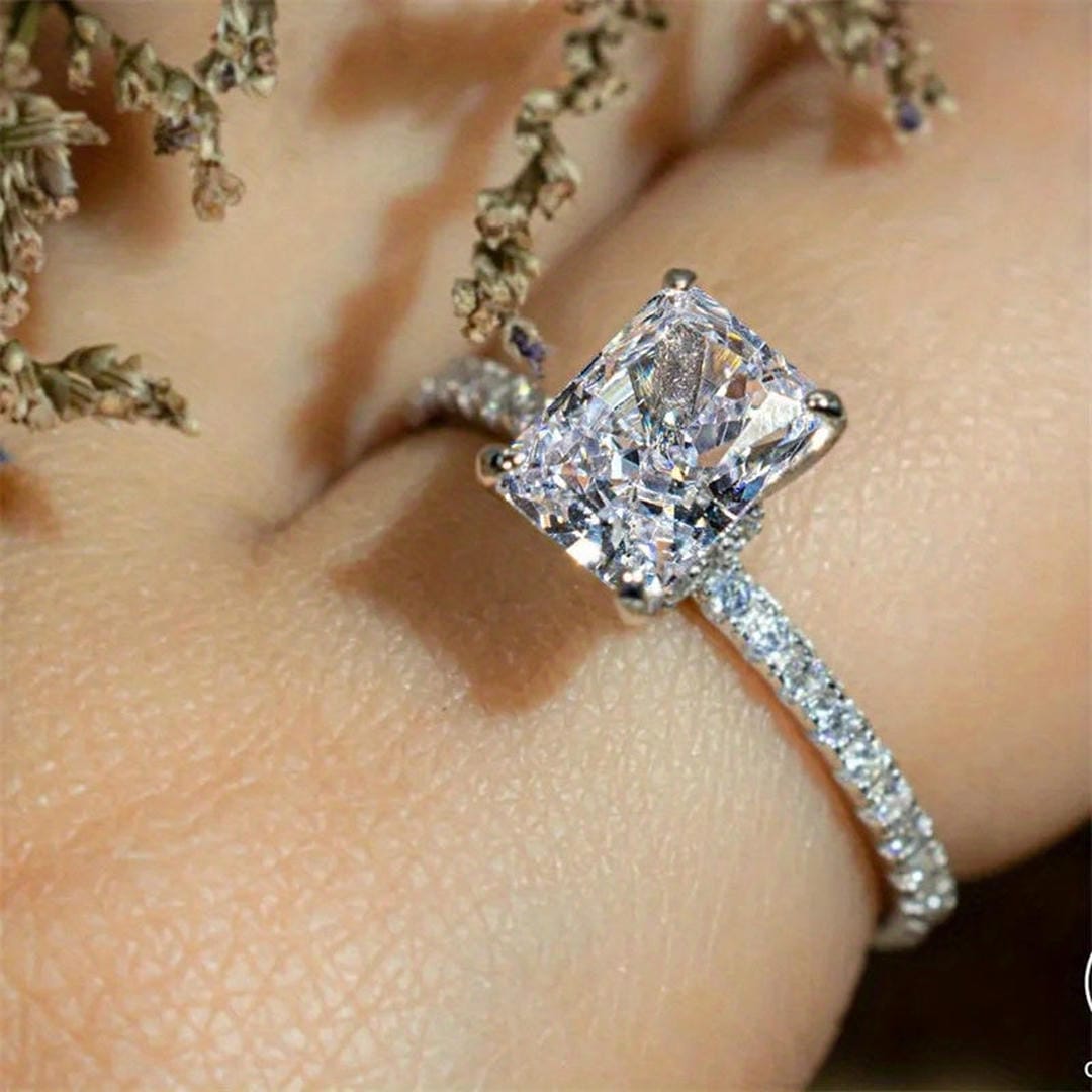Anillo solitario radiante con cristales pavé