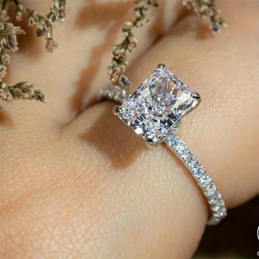 Anillo solitario radiante con cristales pavé