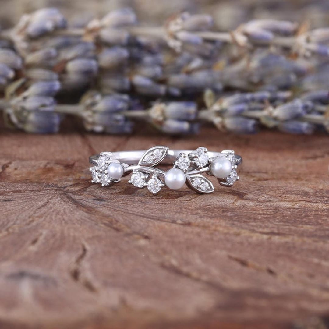 Anillo de banda con enredadera floral y perla de agua dulce