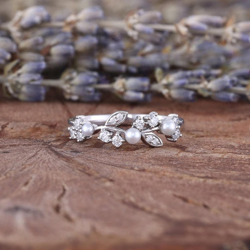 Anillo de banda con enredadera floral y perla de agua dulce