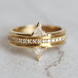 Anillo de lujo con mosaico triangular de circonita