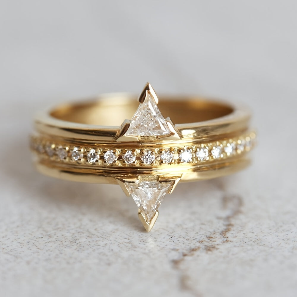 Anillo de lujo con mosaico triangular de circonita