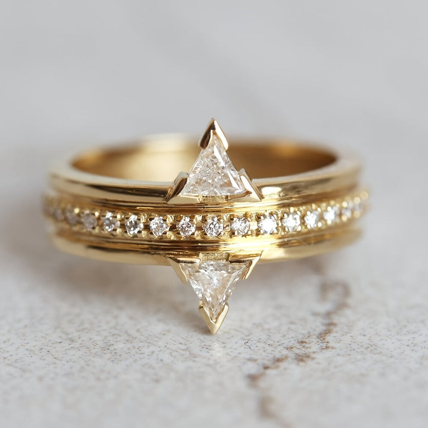 Anillo de lujo con mosaico triangular de circonita